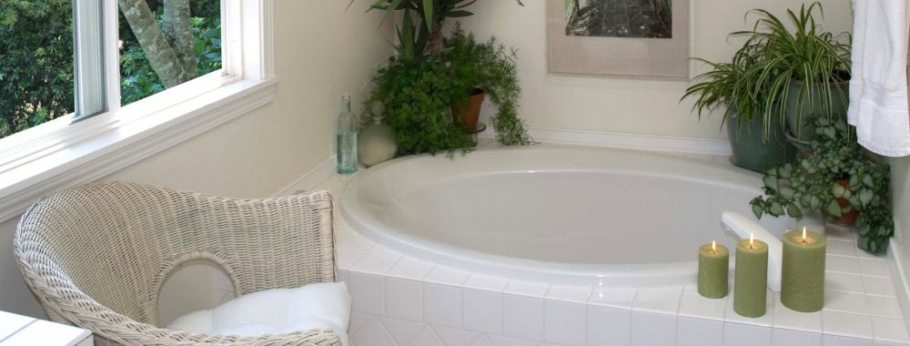 Modern luxury bathroom..jpg